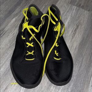 UNDER ARMOR UNISEX Black and Yellow Athletic Shoes